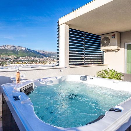 New Luxury 3-Bedroom Penthouse With Huge Terrace Split Exterior photo