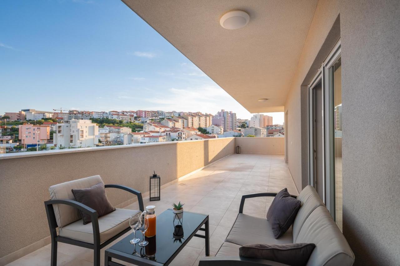 New Luxury 3-Bedroom Penthouse With Huge Terrace Split Exterior photo