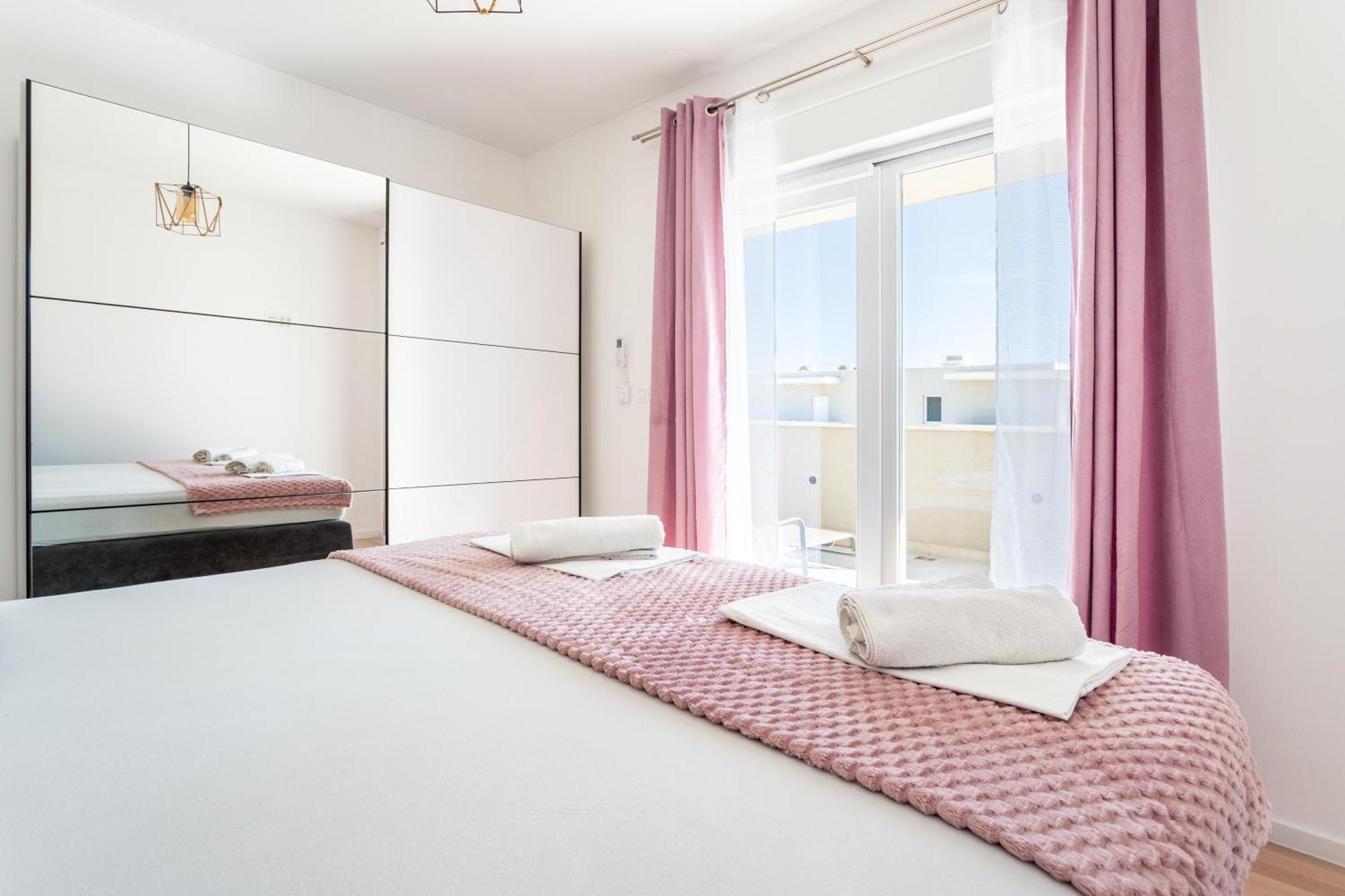 New Luxury 3-Bedroom Penthouse With Huge Terrace Split Exterior photo