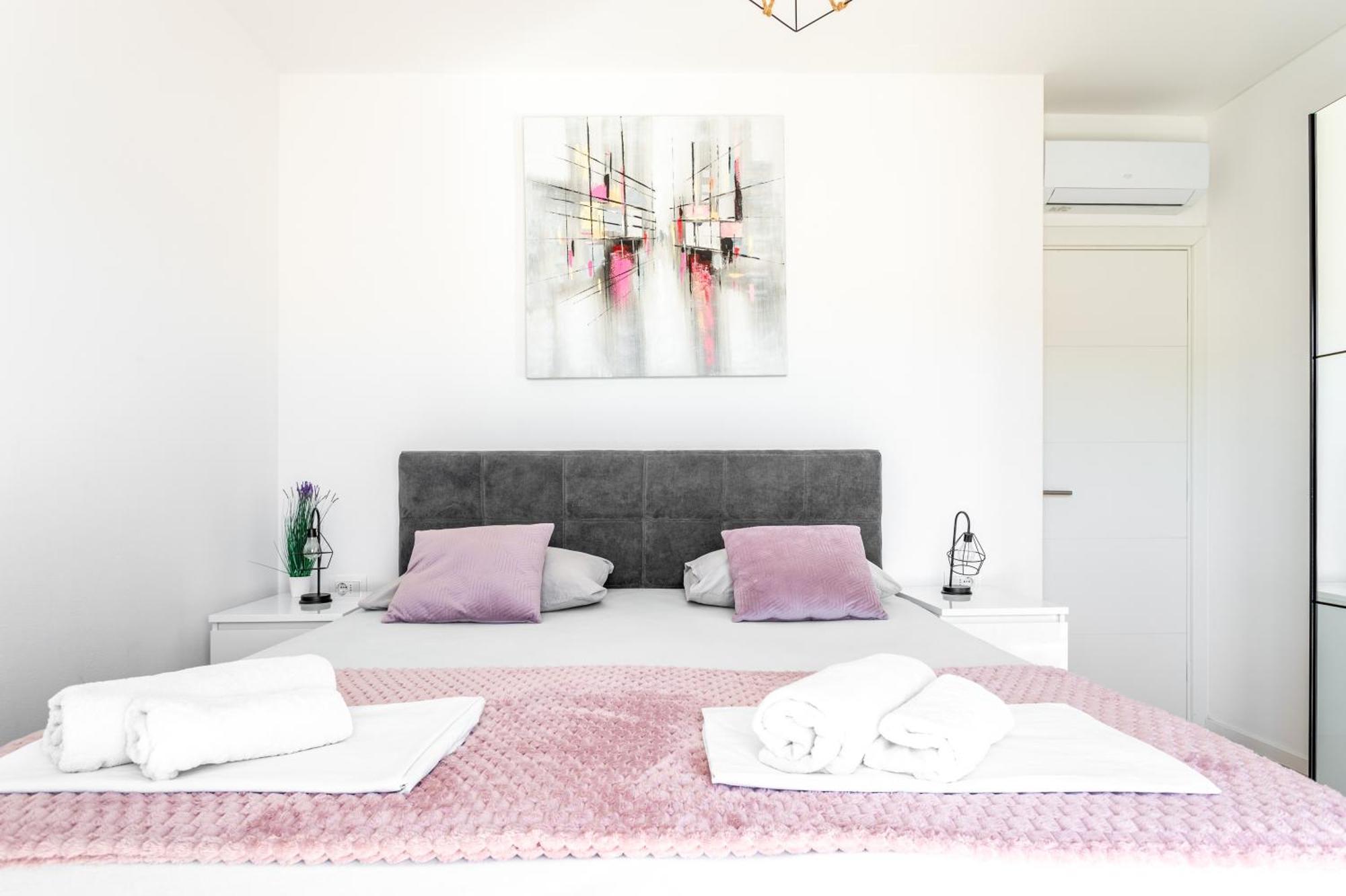 New Luxury 3-Bedroom Penthouse With Huge Terrace Split Exterior photo