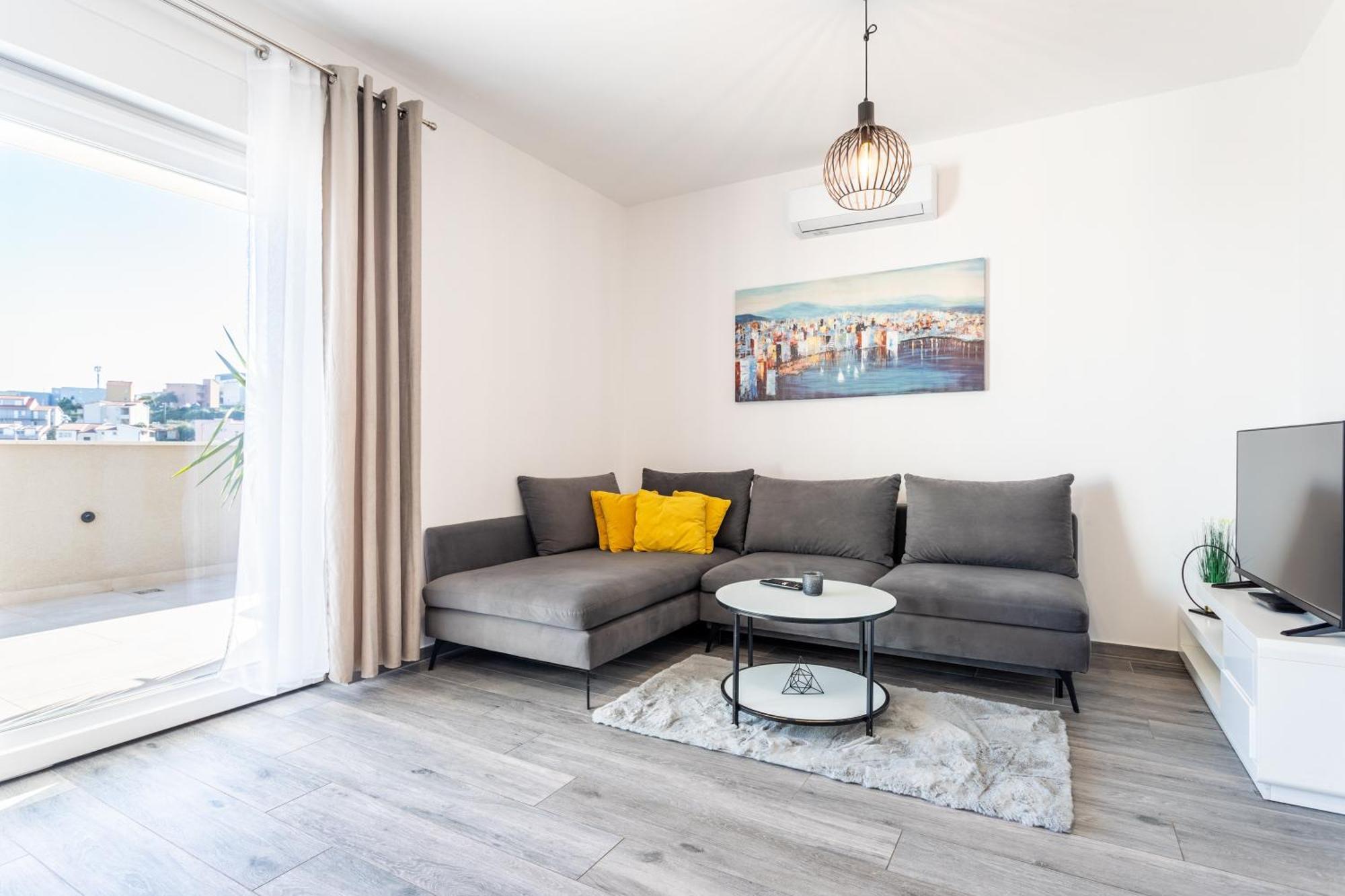 New Luxury 3-Bedroom Penthouse With Huge Terrace Split Exterior photo