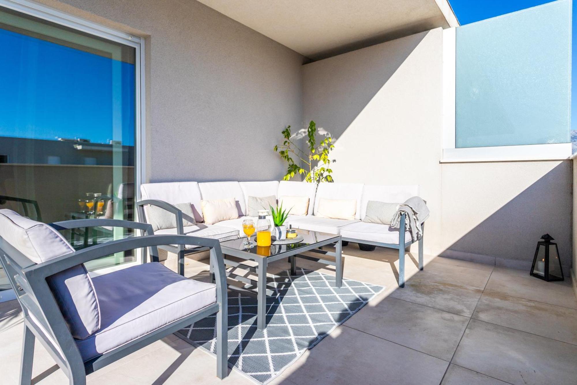 New Luxury 3-Bedroom Penthouse With Huge Terrace Split Exterior photo