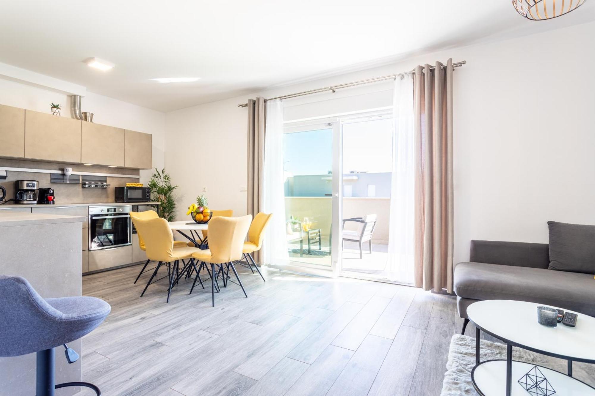 New Luxury 3-Bedroom Penthouse With Huge Terrace Split Exterior photo