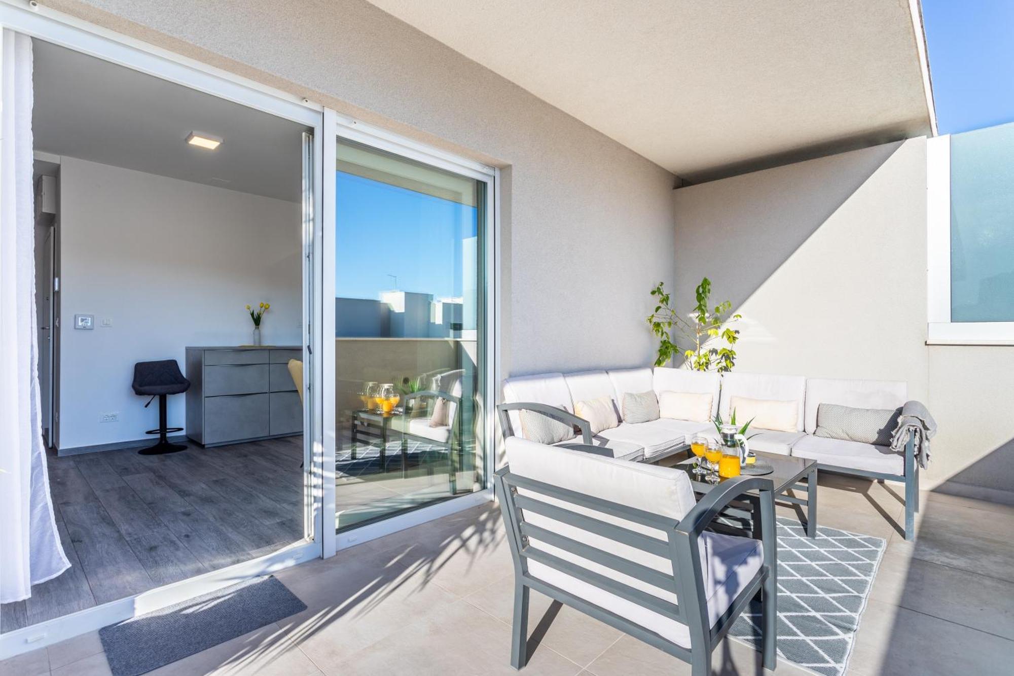 New Luxury 3-Bedroom Penthouse With Huge Terrace Split Exterior photo