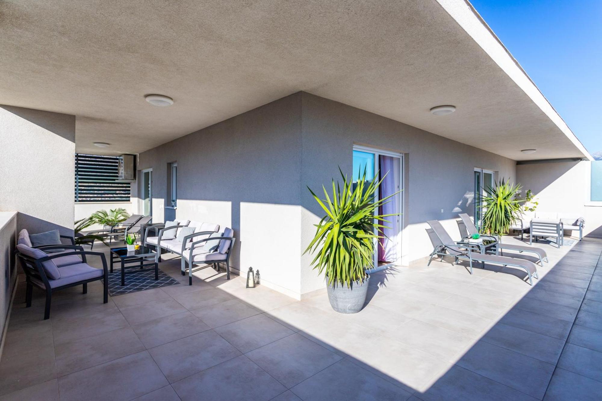 New Luxury 3-Bedroom Penthouse With Huge Terrace Split Exterior photo