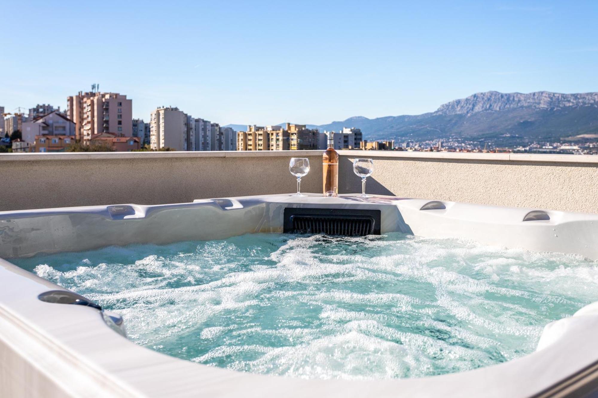 New Luxury 3-Bedroom Penthouse With Huge Terrace Split Exterior photo