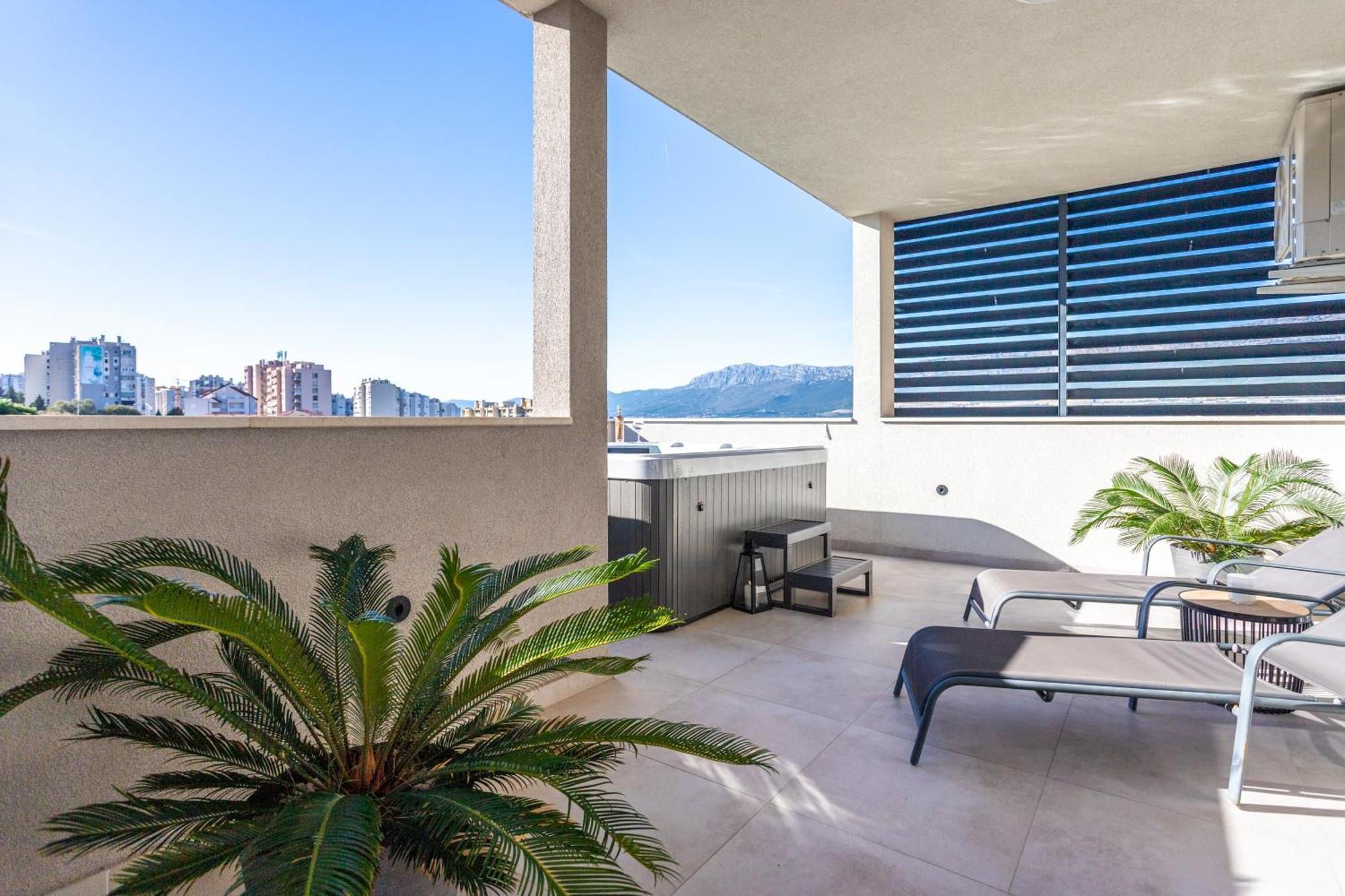 New Luxury 3-Bedroom Penthouse With Huge Terrace Split Exterior photo