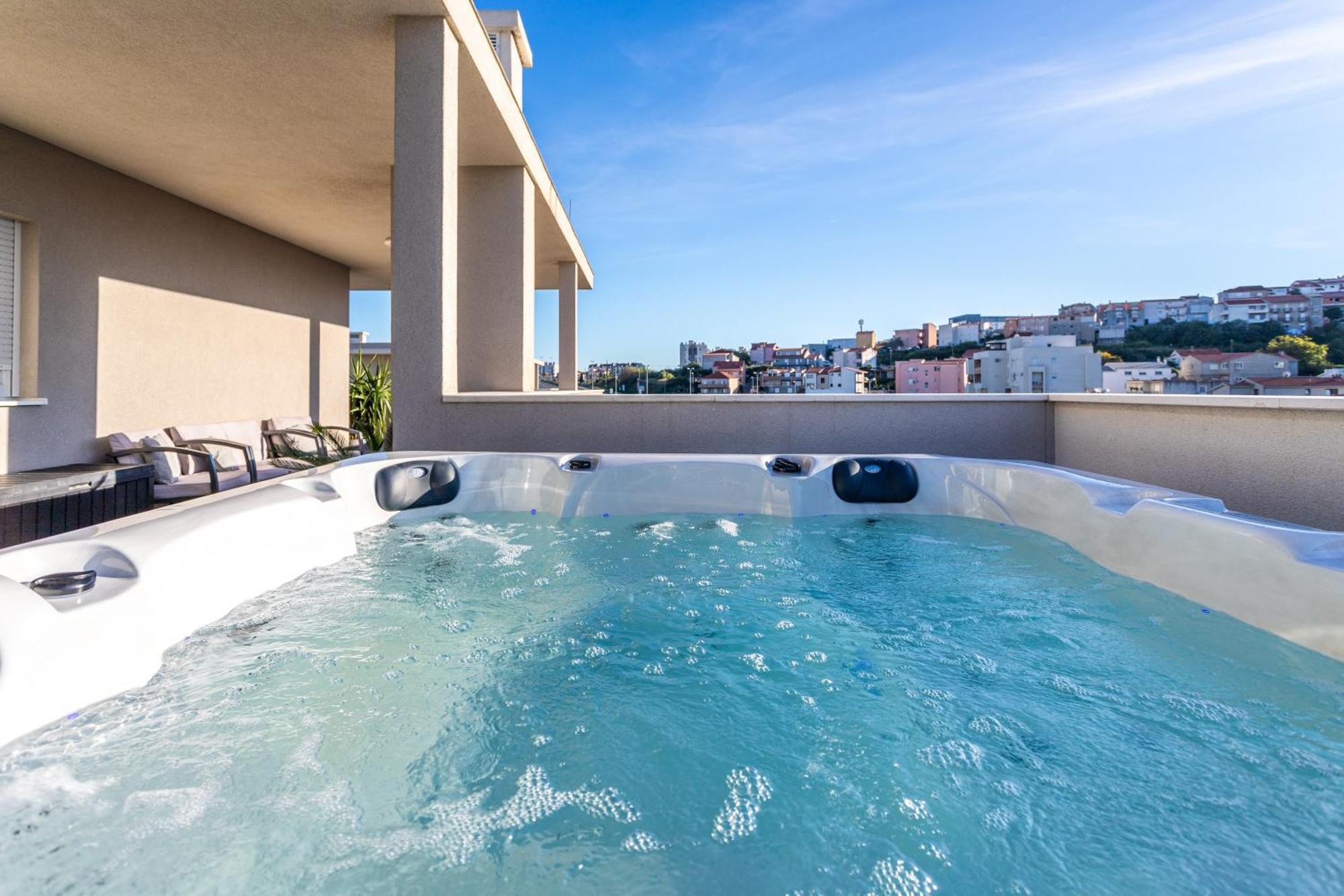 New Luxury 3-Bedroom Penthouse With Huge Terrace Split Exterior photo