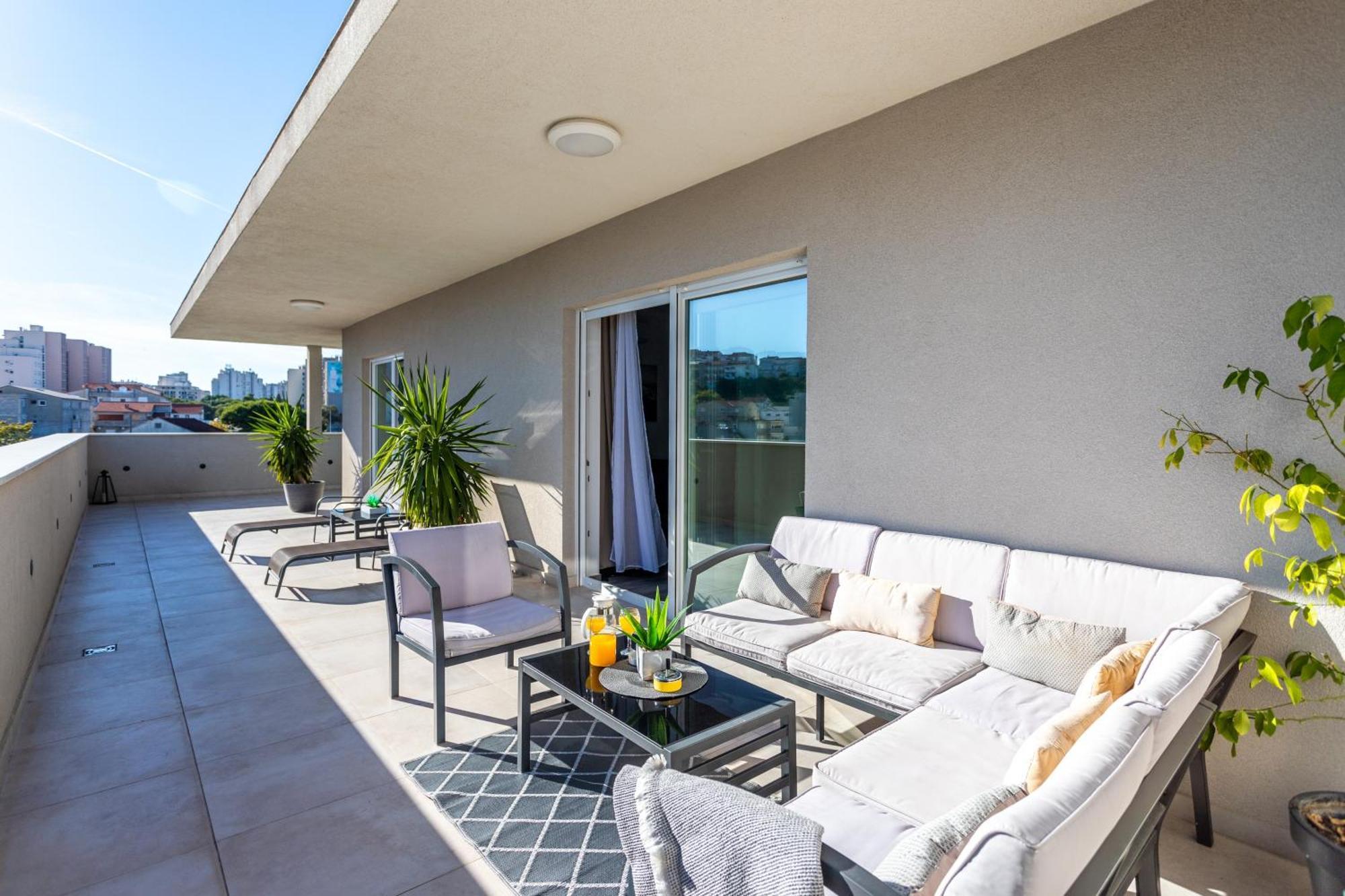 New Luxury 3-Bedroom Penthouse With Huge Terrace Split Exterior photo