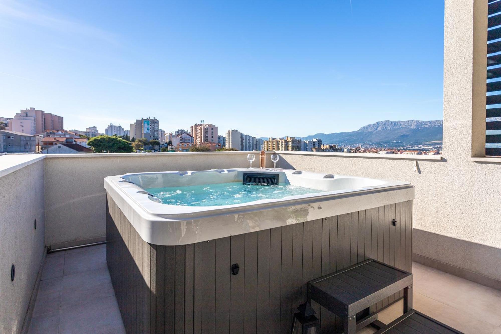 New Luxury 3-Bedroom Penthouse With Huge Terrace Split Exterior photo