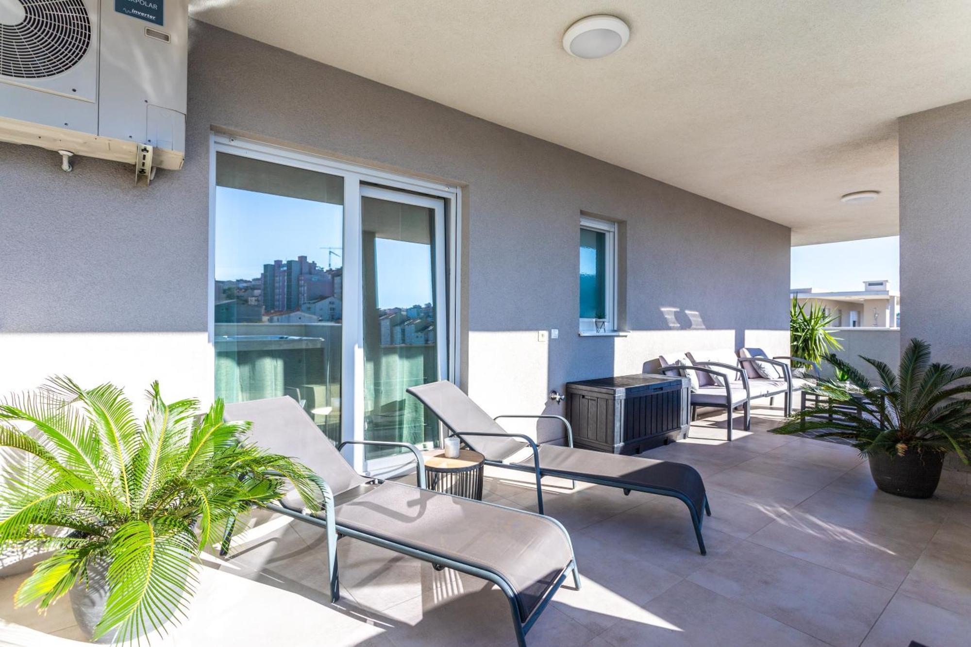 New Luxury 3-Bedroom Penthouse With Huge Terrace Split Exterior photo