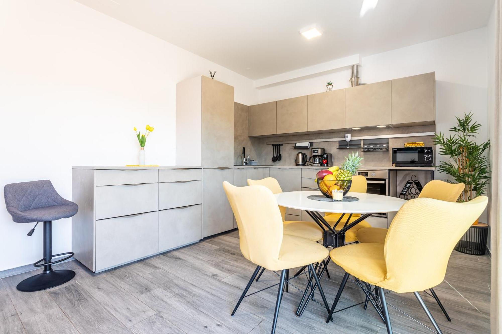 New Luxury 3-Bedroom Penthouse With Huge Terrace Split Exterior photo